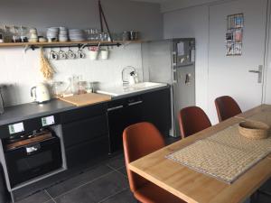 Kuchyň nebo kuchyňský kout v ubytování Le chalet des voiles + 33 fotografií