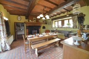 a kitchen and dining room with a table and chairs at Insolites à Chimay - Roulottes et Manoir - Roulotte Colibri in Chimay