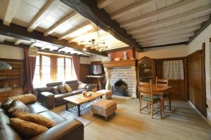 sala de estar con sofá y chimenea en Insolites à Chimay - Roulottes et Manoir - Roulotte Colibri, en Chimay