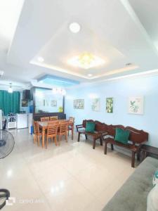 Posezení v ubytování One Oasis Davao Condo 2BR Behind SM Mall with WIFI & Pool + 37 fotografií