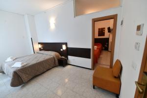 una camera con un letto e una sedia di Hotel Okinawa a Rimini