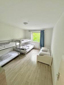 ケルンにあるApartment Mimi Homes Cologne Cityの二段ベッド2台と窓が備わる客室です。