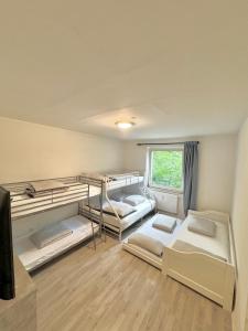 Pokój z 3 łóżkami piętrowymi i telewizorem w obiekcie Apartment Mimi Homes Cologne City w Kolonii