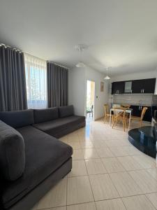 uma sala de estar com um sofá e uma mesa em Villa White em Ksamil