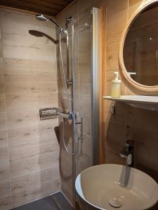 een badkamer met een douche en een wastafel bij Haus Gartner 4-5 pers appartement in Sulzau