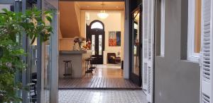 un pasillo que conduce a una casa con cocina y comedor en Hotel Costa Rica en Buenos Aires