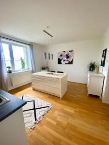 cocina con armario blanco en una habitación en Kremslodge en Krems an der Donau