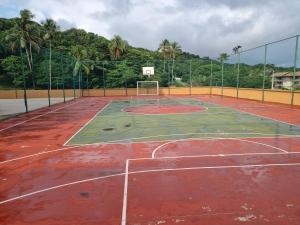 una cancha de baloncesto vacía con una red. en Ecoresort - Praia dos Carneiros en Rio Formoso