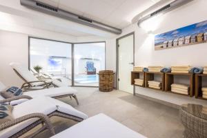 um quarto com cadeiras e uma mesa com toalhas em Strandburg 207 em Juist