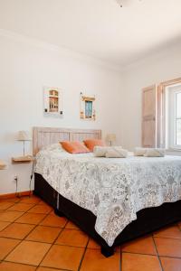 a bedroom with a large bed in a room at B&B Entrecolinas in Paderne