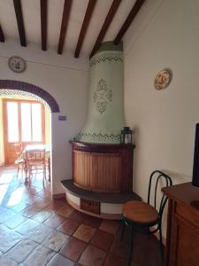 ein Wohnzimmer mit Kamin in einem Haus in der Unterkunft Orto di Cornelio in Cincelli