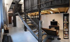 Contemporary Design Loft & Apartment Padova في بادوفا: درج حلزوني في متجر مع زجاجات النبيذ