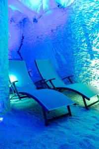 Marmaros Apart-Hotel & Spa في بوكوفِل: مجموعة من الكراسي في غرفة تحت الماء