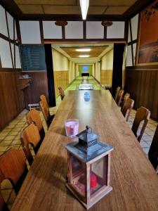 einen großen Holztisch in einem Zimmer mit Stühlen in der Unterkunft Gasthof Zum Burghof in Marsberg