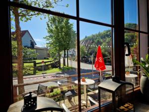 マルスベルクにあるGasthof Zum Burghofの通りの景色を望む窓付きの客室です。