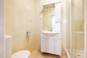 O baie la Seaside Guesthouse by JR City Apartments +37 fotografii