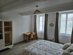 Postel nebo postele na pokoji v ubytování grande chambre confort les arcades