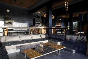 Coin salon dans l'établissement The Source Hotel Music & Spa