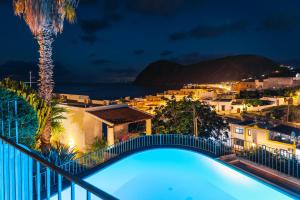 - une vue depuis le balcon de la villa la nuit dans l'établissement Hotel Residence La Villetta, à Canneto