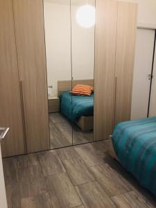 a mirror in a bedroom with a bed and a bed sqor at Domus KA 2 in Cremona