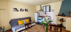een woonkamer met een bank en een tafel bij Tana Libera Tutti 3 Nature, Yourself, Love in Viggianello