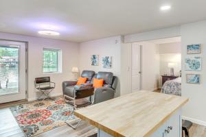 ein Wohnzimmer mit Sofa und Tisch in der Unterkunft Scenic Studio on Lake Desoto with Patio! in Hot Springs Village