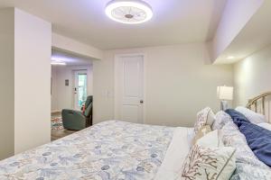 ein Schlafzimmer mit einem Bett mit einer blau-weißen Bettdecke in der Unterkunft Scenic Studio on Lake Desoto with Patio! in Hot Springs Village