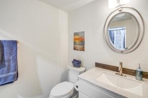 ein weißes Badezimmer mit Waschbecken und Spiegel in der Unterkunft Scenic Studio on Lake Desoto with Patio! in Hot Springs Village + 20 Fotos