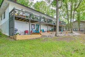 ein Haus mit einer großen Terrasse an der Seite in der Unterkunft Scenic Studio on Lake Desoto with Patio! in Hot Springs Village