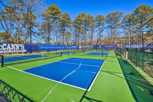 einen Tennisplatz mit zwei Tennisplätzen in der Unterkunft Scenic Studio on Lake Desoto with Patio! in Hot Springs Village