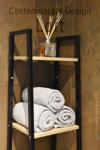 uma toalha com toalhas na casa de banho em Contemporary Design Loft & Apartment Padova em Pádua