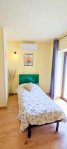 een slaapkamer met een bed in een kamer met ramen bij Tana Libera Tutti 3 Nature, Yourself, Love in Viggianello