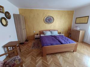 sypialnia z łóżkiem i drewnianą podłogą w obiekcie Apartments Golden Bridge w mieście Mostar
