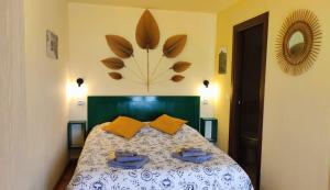 una camera da letto con un letto con asciugamani blu di Tana Libera Tutti 3 Nature, Yourself, Love a Viggianello
