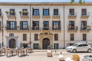un edificio con un coche aparcado delante de él en Cala Loft by Wonderful Italy, en Palermo