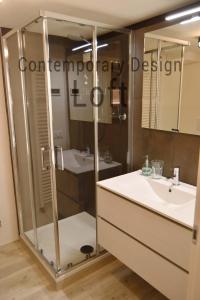 een badkamer met een douche en een wastafel bij Contemporary Design Loft & Apartment Padova in Padua