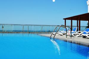 Bazén v ubytování Sur Grand Hotel nebo v jeho okolí