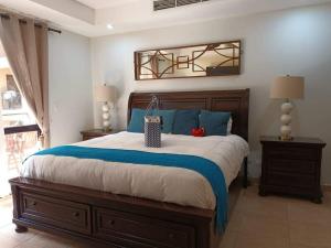 Postel nebo postele na pokoji v ubytování Apartamento de Lujo en Playa Jacó, Frente al Mar, Wifi, AC, Parqueo Privado y Piscinas + 37 fotografií