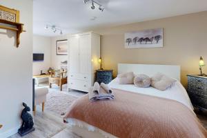 um quarto com uma cama com duas toalhas em Clai Cerrig em Llangefni