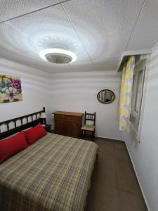 um quarto com uma cama grande e uma janela em APARTAMENTO con BUENA VISTA em Torrevieja