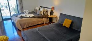 Ria Palace Apartment في أفيرو: غرفة معيشة مع سرير وأريكة