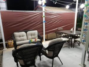 Ruang duduk di Little slice of heaven right in key largo