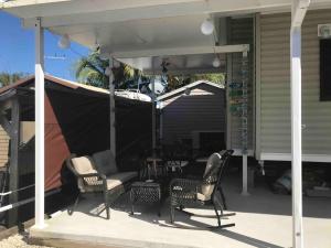 Kawasan patio atau luaran di Little slice of heaven right in key largo