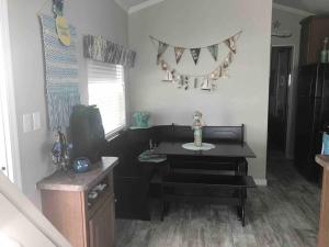 Ruang duduk di Little slice of heaven right in key largo