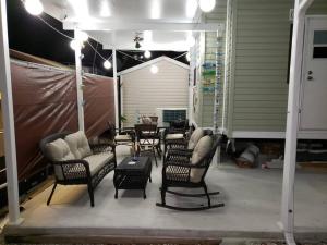 Ruang duduk di Little slice of heaven right in key largo