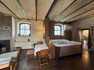 圣维塔勒Borgo Degli Angeli Resort e Spa的带浴缸和水槽的大浴室