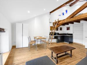 een keuken en eetkamer met een tafel en stoelen bij Séjour Romantique au Puy-en-Velay in Le Puy en Velay