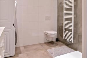 Liv Inn في هيليخوم: حمام ابيض مع مرحاض ودش