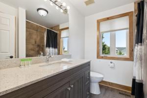een badkamer met een wastafel en een toilet bij 10 Bedroom Executive Chalet w Hot Tub in Blue Mountains