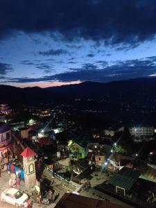 - Vistas a la ciudad por la noche en New Sangam Homestay, en Darjeeling